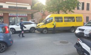 Genova, autista di scuolabus fa scendere i bambini e poi muore al volante
