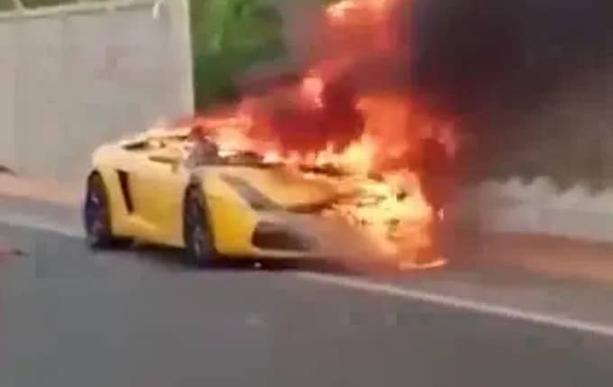 Litiga con un collega e gli brucia la Lamborghini Gallardo in mezzo alla strada [VIDEO]