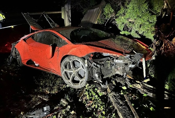 A 13 anni si mette alla guida della Lamborghini Huracan e la distrugge in un incidente