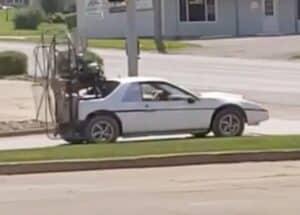 La Pontiac Fiero con un enorme elica posteriore che “naviga” in strada [VIDEO]