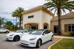 Crollano i prezzi delle Tesla usate negli USA dopo la decisione di Hertz di cedere altre 10mila auto elettriche