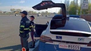 Tesla Model X: entra in servizio la prima unità per la Polizia Stradale