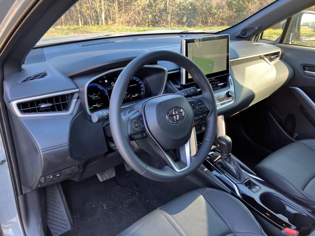 Toyota Corolla Cross 2024: il SUV ibrido giapponese di quinta generazione e le sue caratteristiche