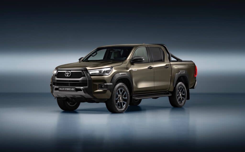 Toyota Hilux 2024: via agli ordini, c’è la versione ibrida [FOTO]