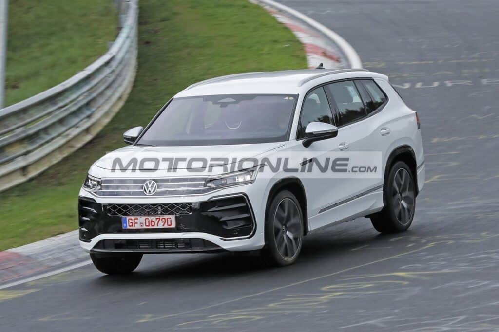 Volkswagen Tayron 2025: il SUV 7 posti al Nurburgring [FOTO SPIA]