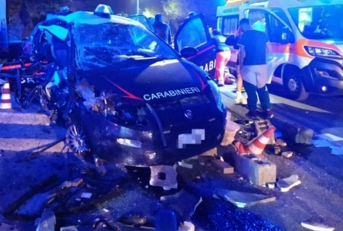 Si schianta contro l’auto dei carabinieri e ne uccide due: 31enne positiva ad alcol e droga