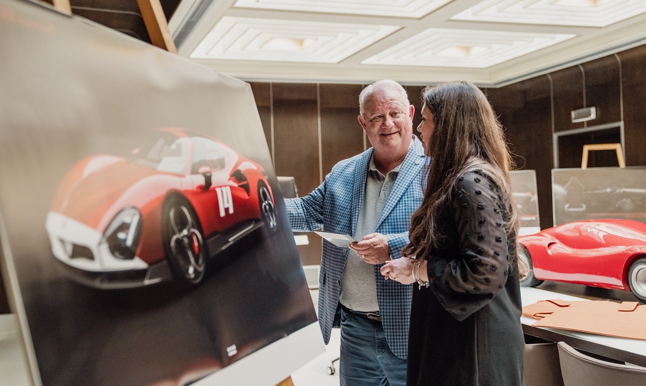 Alfa Romeo 33 Stradale: il cliente americano Glynn Bloomquist incontra il team che realizzerà la sua auto