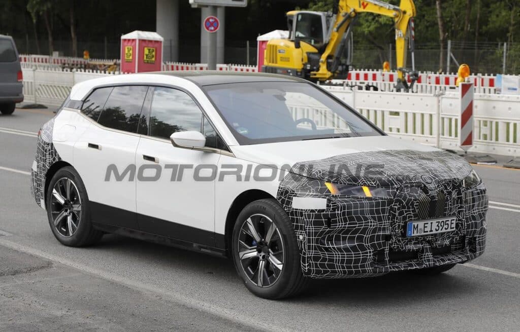 BMW iX 2025: il restyling del SUV elettrico è in strada [FOTO SPIA]