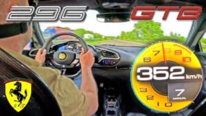 Ferrari 296 GTB mostra di cosa è capace arrivando a 352 km/h nell’autostrada tedesca [VIDEO]