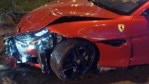 La moglie del calciatore Dyego Sousa distrugge una Ferrari Portofino