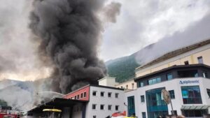 Incendio nella fabbrica di colonnine di ricarica per auto elettriche, spazio aereo chiuso su Bolzano