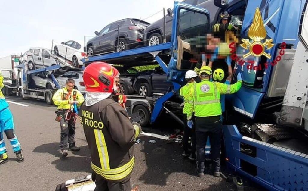 Incidente A1: camion contro auto, due morti e due feriti