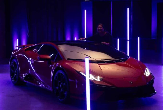 Lamborghini, il tatto accende la passione di chi non ci vede: “The Touch: The Power of Emotions” [VIDEO]