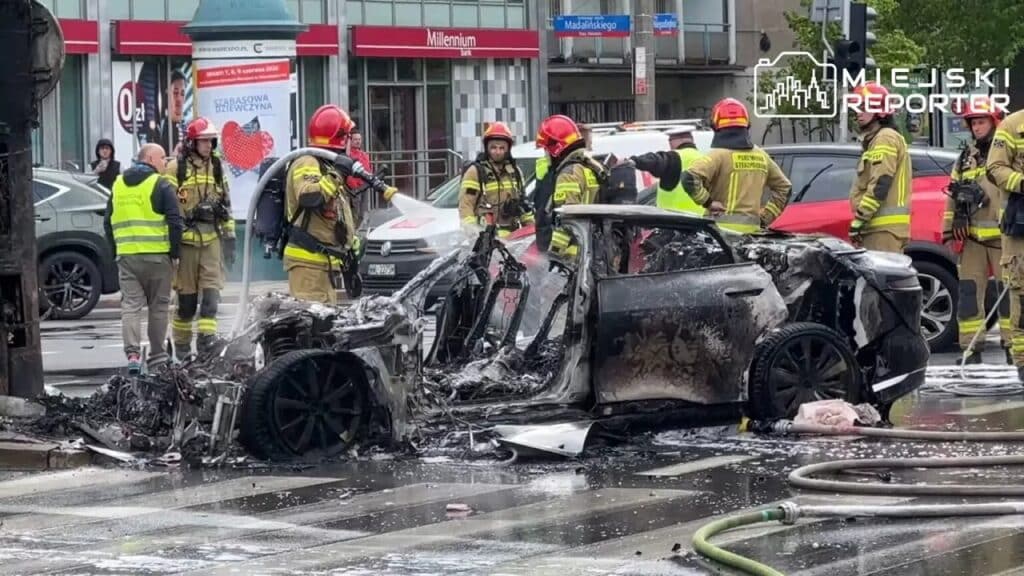 Lucid Air: l’auto elettrica colpisce un palo a Varsavia e prende fuoco più volte [VIDEO]
