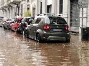 Forti piogge a Milano: strade allagate e traffico in tilt, chiuso un tratto della A4