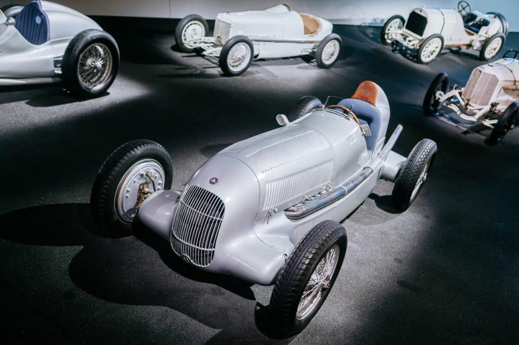 Mercedes-Benz W 25: festeggia 90 anni dal debutto