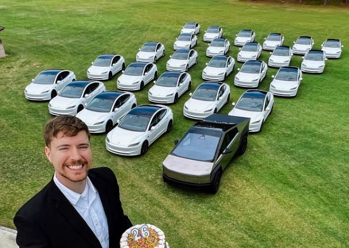 MrBeast compie 26 anni e regala più Tesla di quante ne vendono in un mese molti concessionari