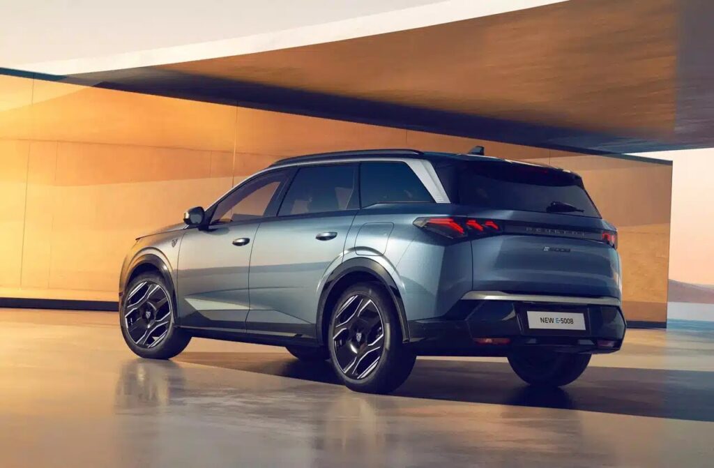 Nuova Peugeot 5008 ed e-5008 2024: video e caratteristiche della nuova generazione