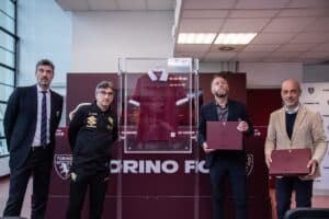 Il logo Suzuki in granata nella speciale maglia per il 75° anniversario dalla scomparsa del Grande Torino