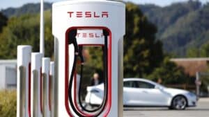 Tesla: Elon Musk licenzia l’intero team Supercharger