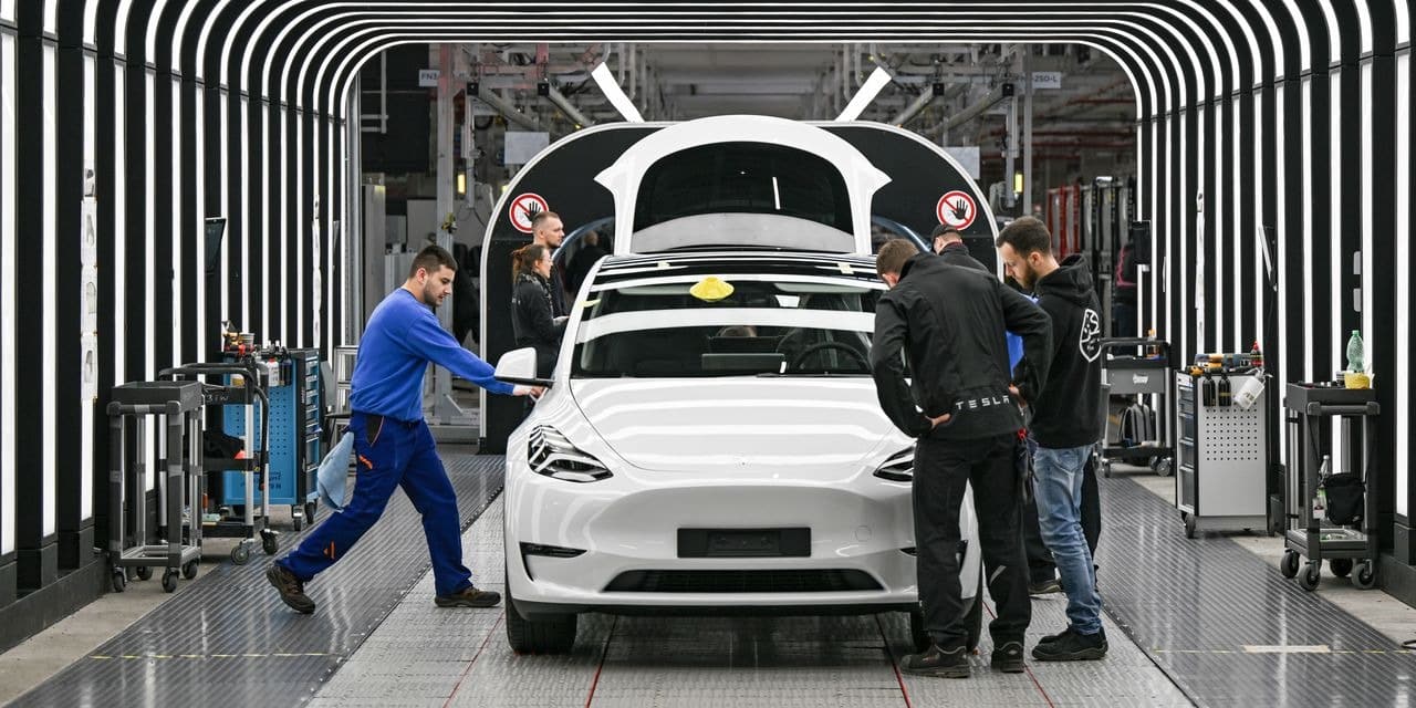 Tesla e Ford frenano nel Regno Unito mentre BYD e le altre cinesi volano