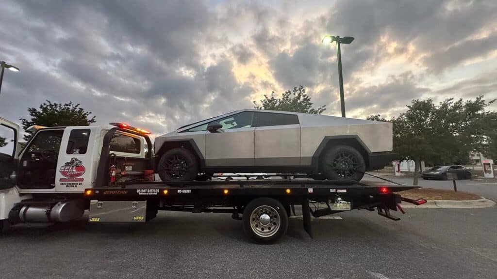 Tesla Cybertruck si guasta dopo appena 56 km e Tesla non voleva nemmeno ripararlo