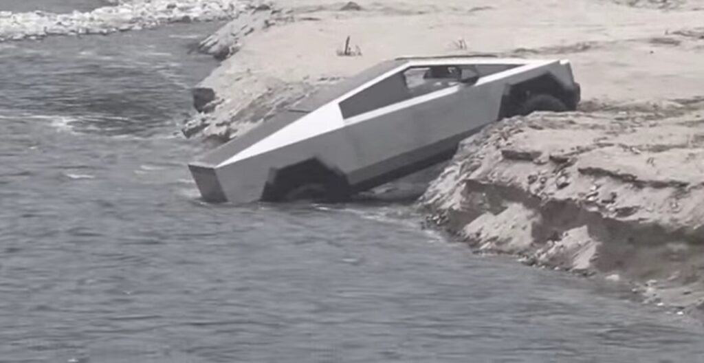 Tesla Cybertruck rimane bloccato mentre prova ad attraversare un fiume [VIDEO]