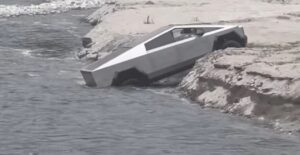 Tesla Cybertruck rimane bloccato mentre prova ad attraversa un fiume [VIDEO]