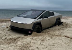 Tesla Cybertruck bloccato sulla spiaggia: ancora un pick-up che si arena sulla sabbia