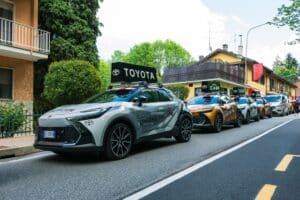 Toyota al Giro d’Italia 2024 con la sua gamma elettrificata multi-tecnologica [FOTO]