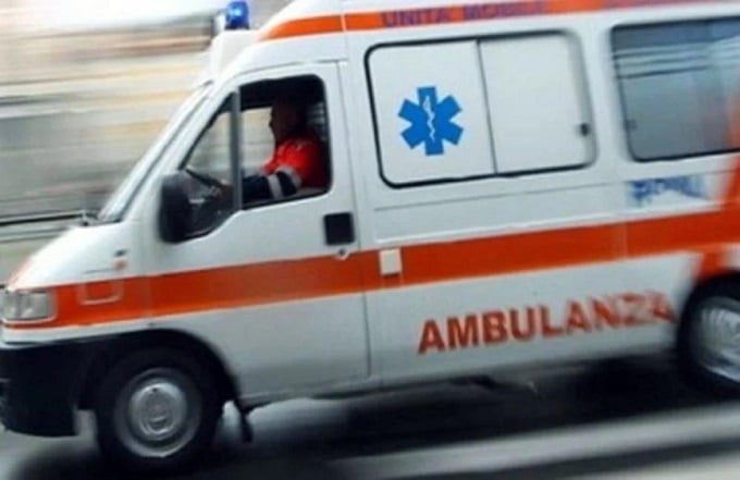 Piacenza, camion che trasporta acido travolge un’auto nell’area di servizio in A21: un morto e sette intossicati