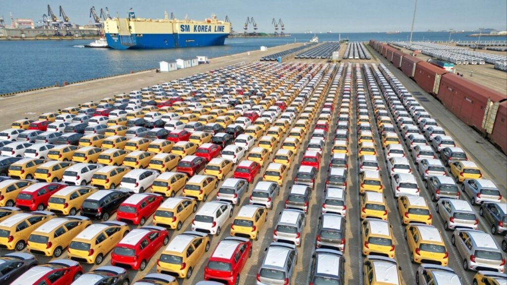 Migliaia di auto elettriche cinesi ammassate nei porti europei
