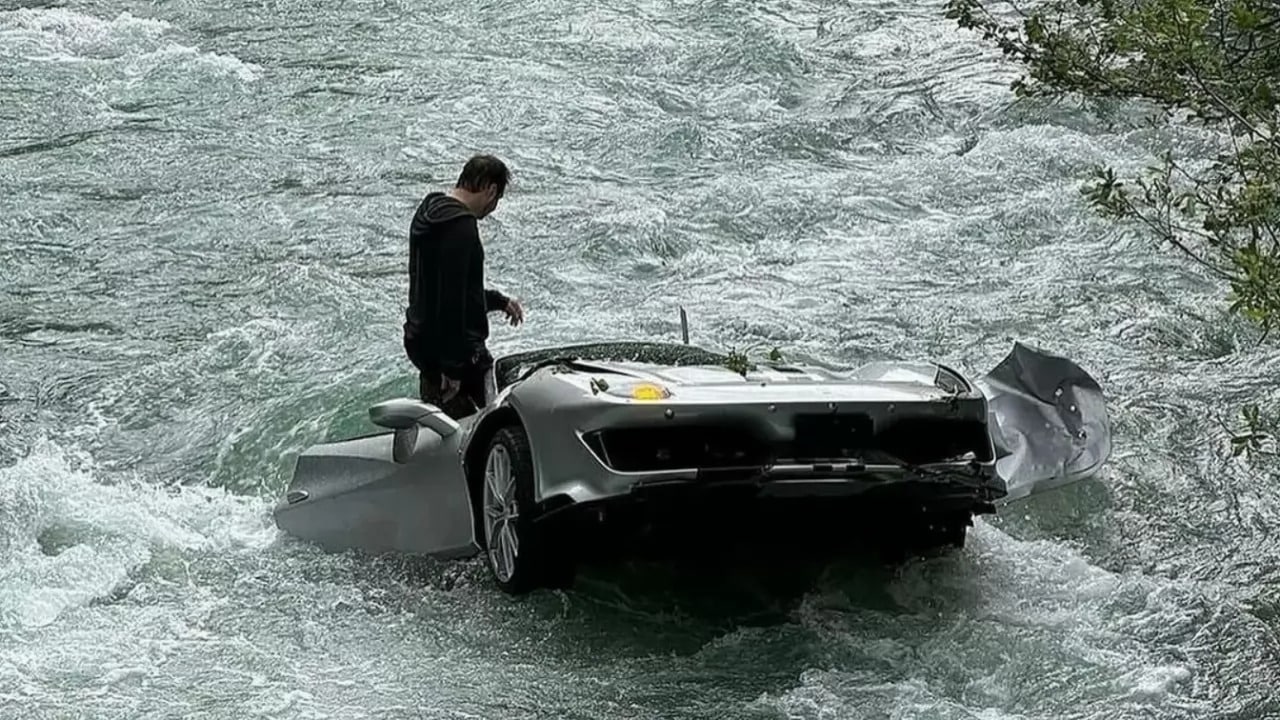 Ferrari 488 Pista finisce in un fiume in Svizzera