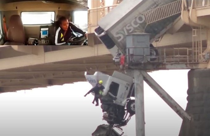 Camion sfonda la barriera protettiva sul ponte: l’autista rimane sospesa a 30 metri d’altezza [VIDEO]