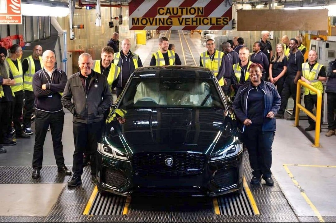 Jaguar: prodotta l’ultima vettura termica a Castle Bromwich