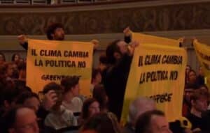 La replica di Salvini alla protesta degli ambientalisti: “Voi volete le auto elettriche prodotte in Cina dove bruciano il carbone”