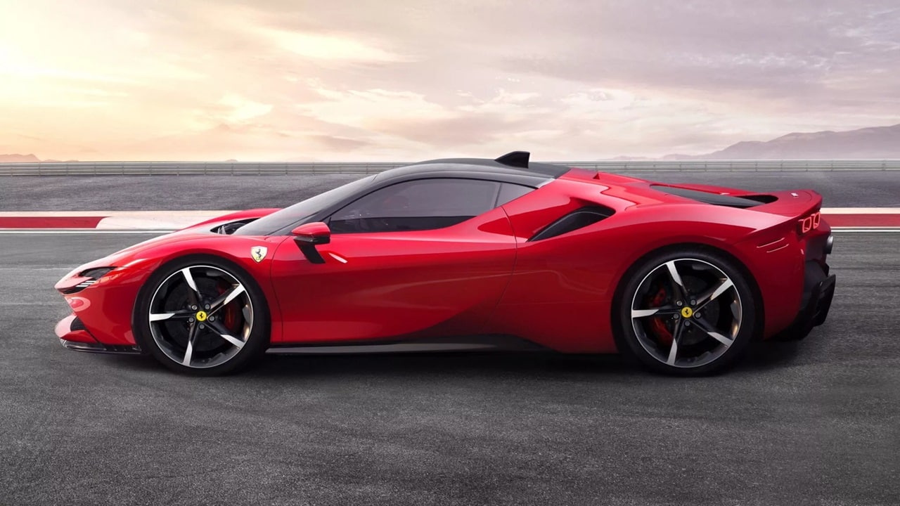 Ferrari potrebbe lanciare un abbonamento alla batteria per i suoi modelli ibridi e elettrici