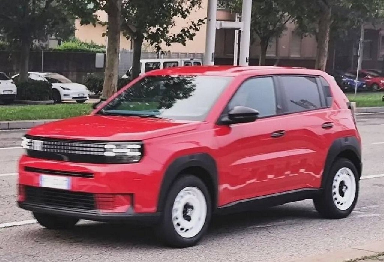 Fiat Grande Panda: avvistata nelle strade di Torino in livrea rossa