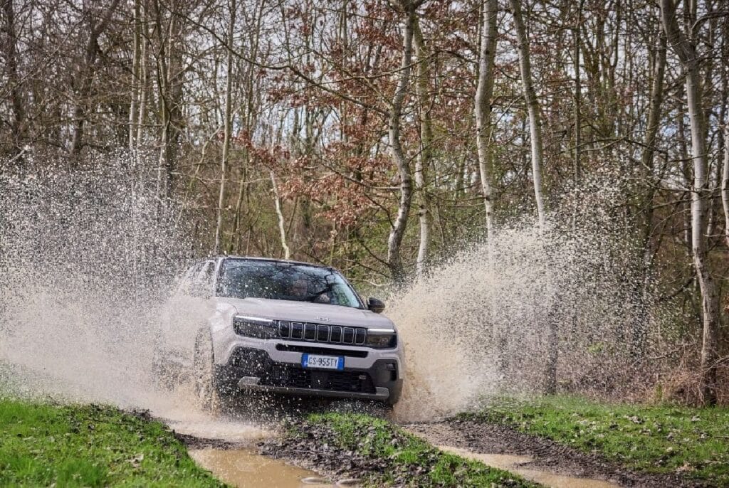 Jeep Avenger si conferma leader nel segmento dei B-SUV in Italia