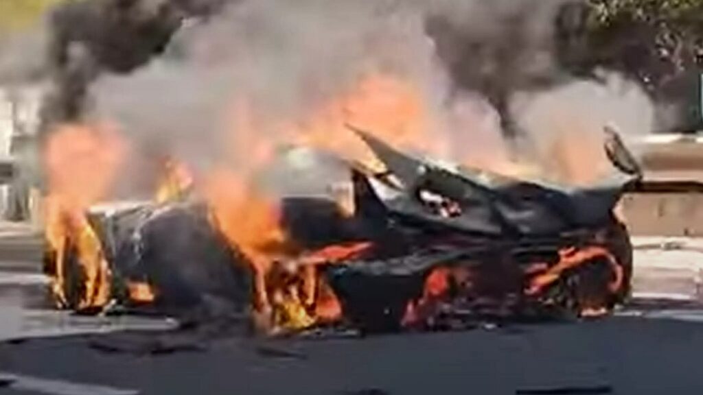 Koenigsegg Jesko brucia in Grecia: la casa automobilistica chiede ai suoi clienti di non guidarla [VIDEO]