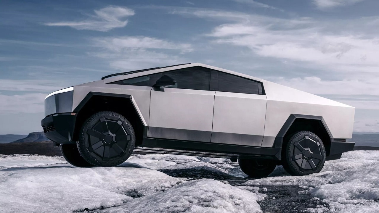 Tesla Cybertruck: interrotte le consegne, ecco il motivo