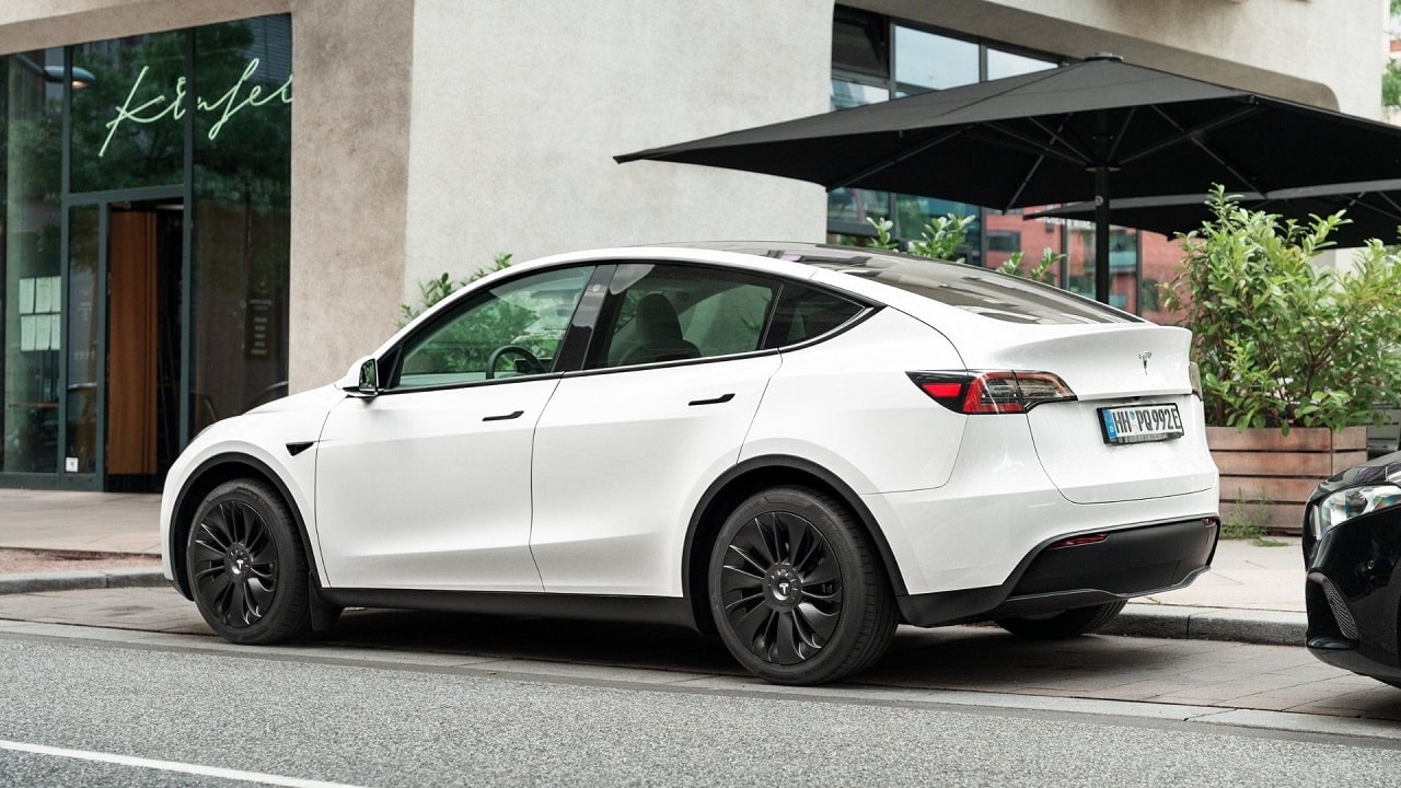 Tesla Model Y: Elon Musk conferma che il restyling non arriverà prima del 2025