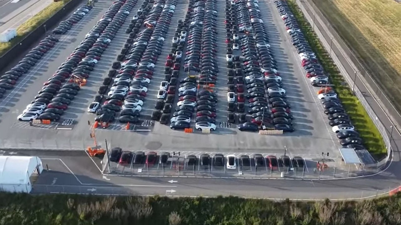 Le Tesla invendute sono talmente tante che si vedono dallo spazio