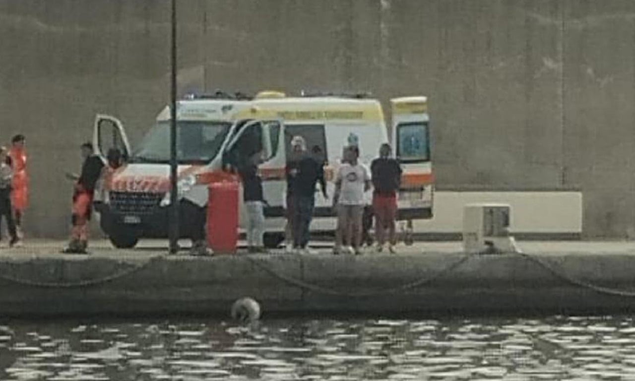 Auto fa retromarcia e finisce in mare con dentro famiglia: muore la madre, grave bimbo di 6 anni