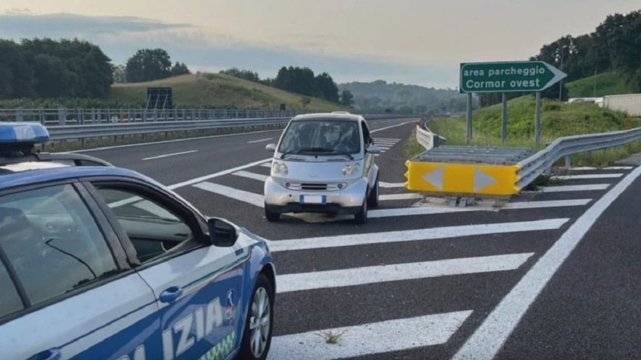 A23: percorre più di 10 km contromano con la sua Smart