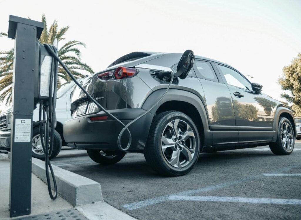 Auto elettriche: i 5 consigli di Geotab per massimizzare la loro efficienza anche in estate