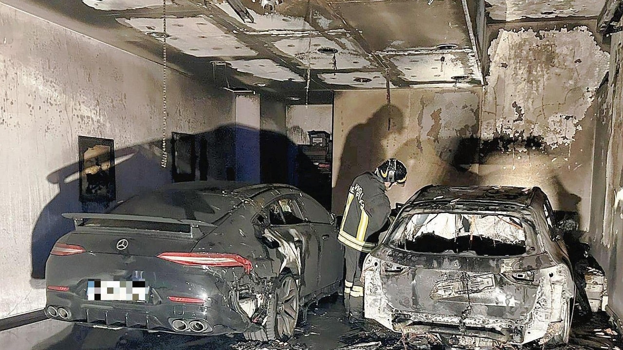 Auto ibrida prende fuoco durante la ricarica: evacuato condominio a Udine