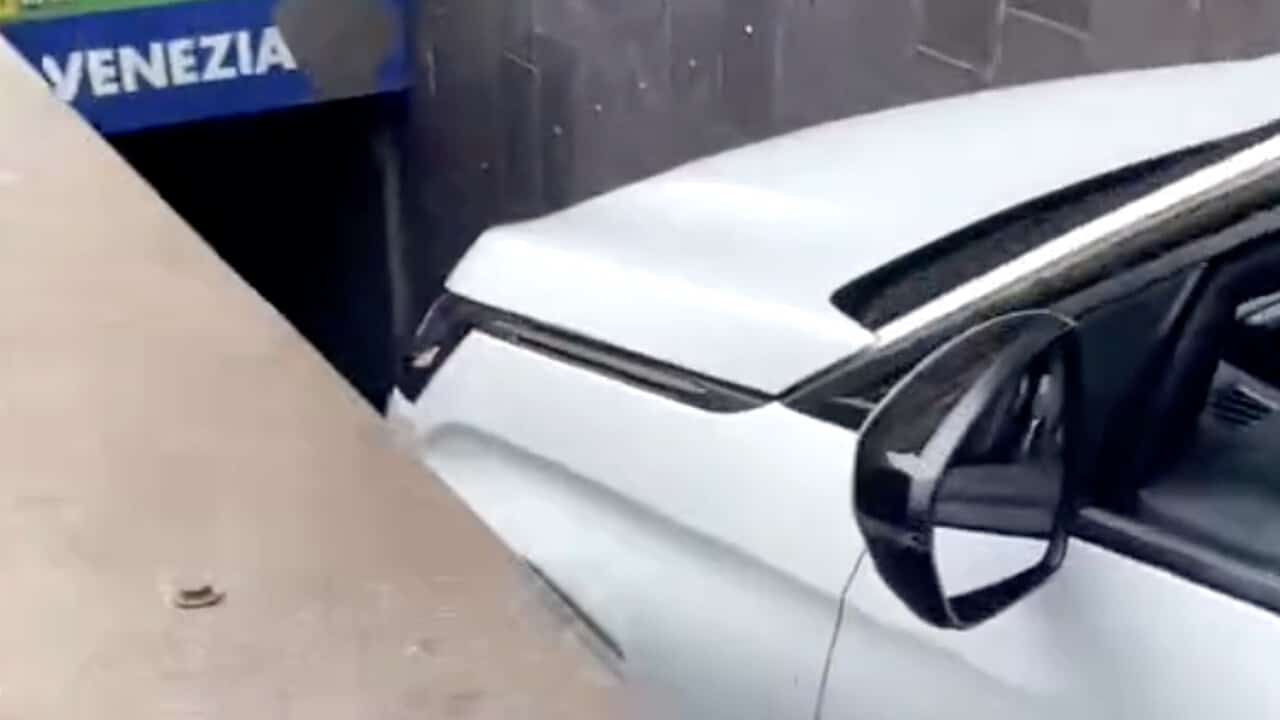 Milano: pensava fosse un parcheggio, auto si incastra sulle scale del passante in centro