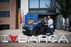 Una Cupra Tavascan consegnata al presidente del Barcellona Laporta