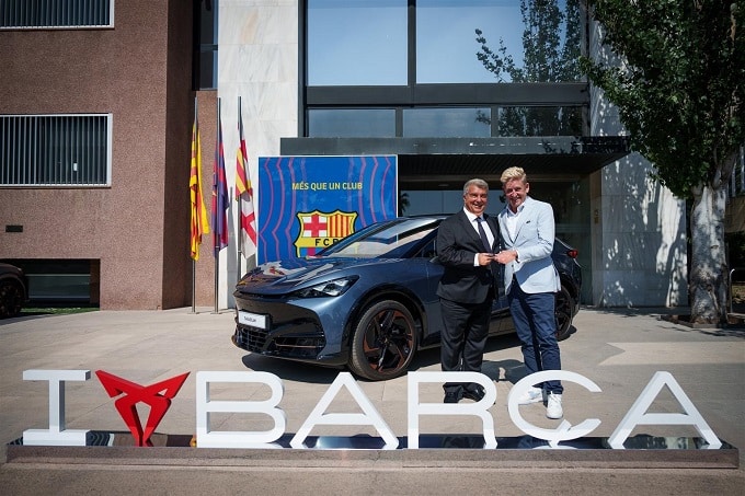 Una Cupra Tavascan consegnata al presidente del Barcellona Laporta